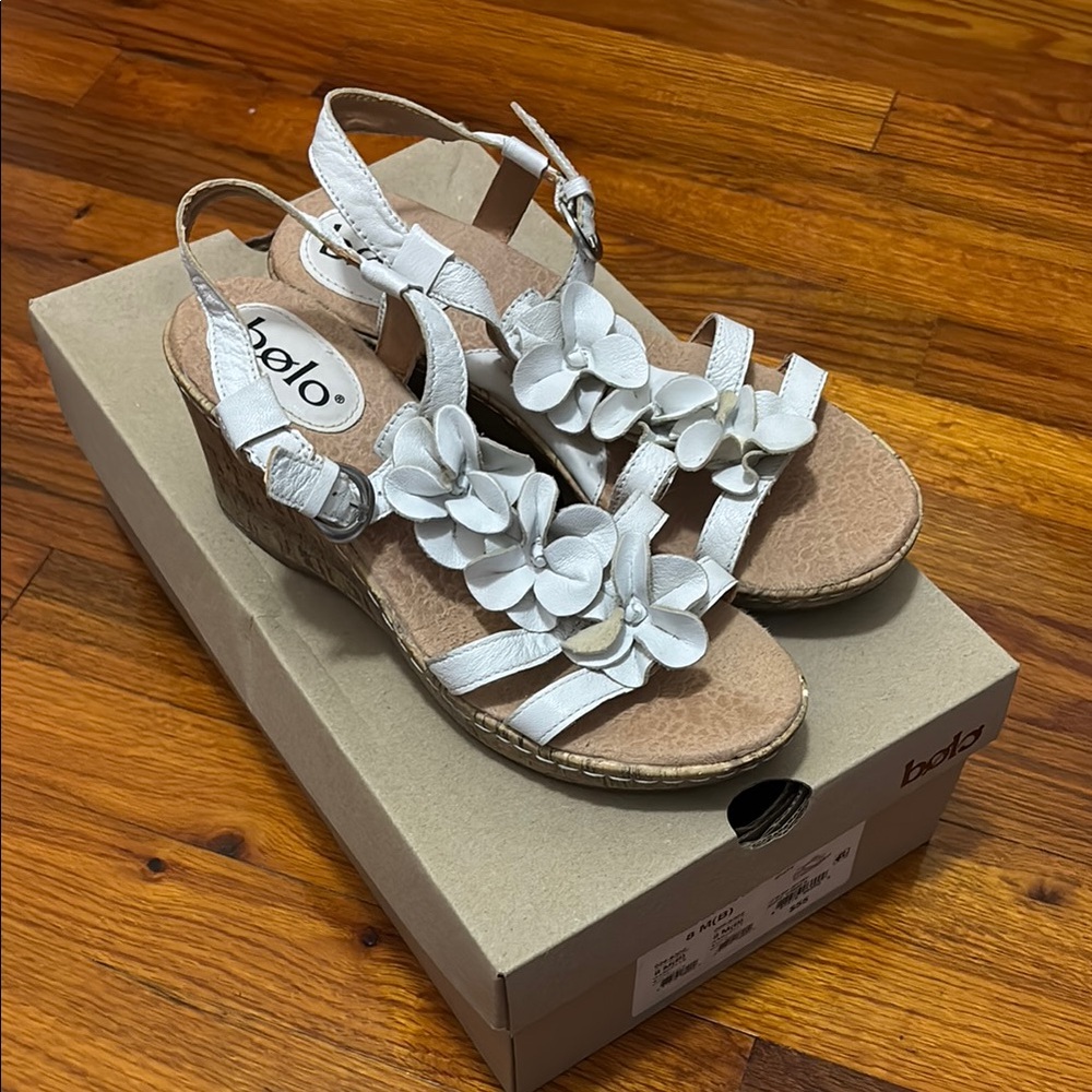 Bolo Garcelle Leather White Floral Wedge Sandals